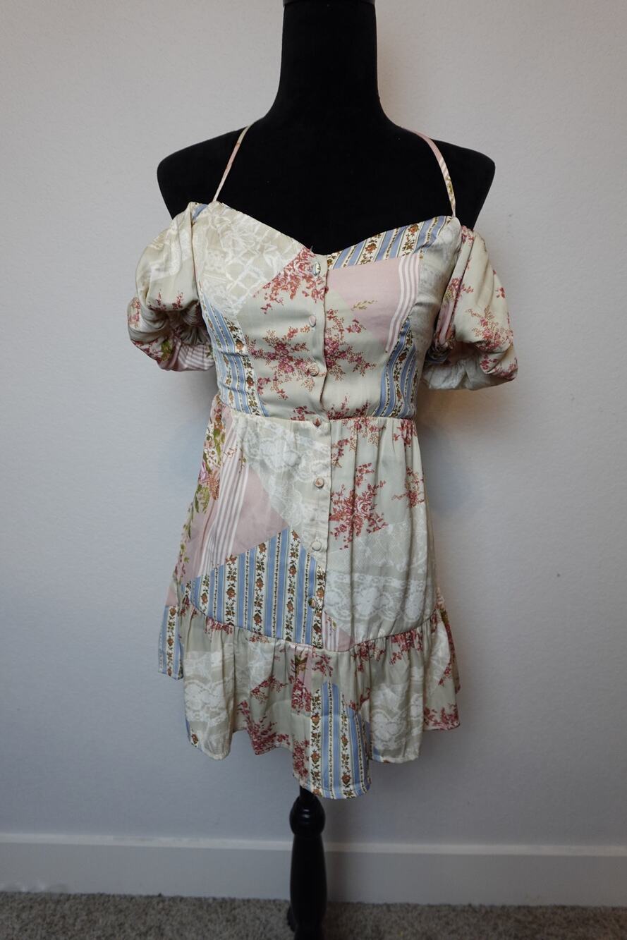 Stunning Kimchi Blue Courtney Floral Off-Shoulder Mini Dress size Small